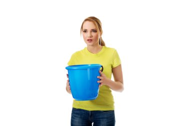 genç kadın holding mavi kova.