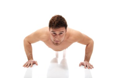 Pompalar yapan yakışıklı erkek.