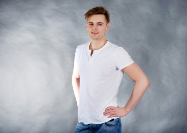 Elleri kalçasında gülümseyen adam.