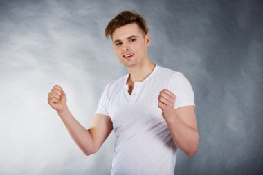 Adam bir yumruk telafi.