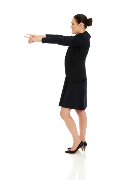 Femme d'affaires pointant sur l'espace vide . — Photo
