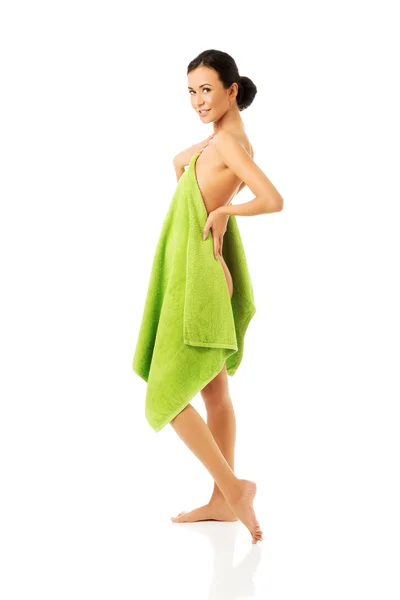 Mulher de pé envolto em toalha — Fotografia de Stock