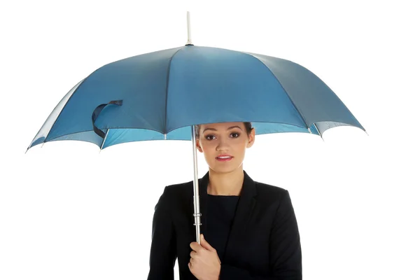 Geschäftsfrau hält blauen Regenschirm. — Stockfoto