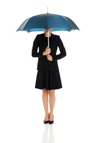 Ділова жінка тримає синю парасольку . — стокове фото
