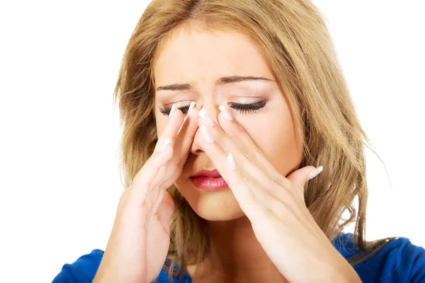 Mujer joven con dolor sinusal . —  Fotos de Stock