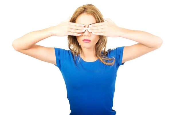 Mujer cubriéndose la cara con ambas manos . —  Fotos de Stock