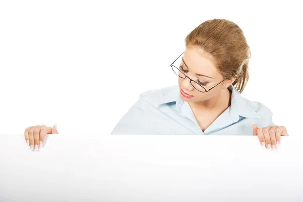 Mujer de negocios presentando su producto . — Foto de Stock