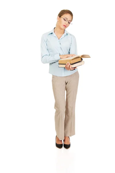 Obchodní žena držící knihu. — Stock fotografie
