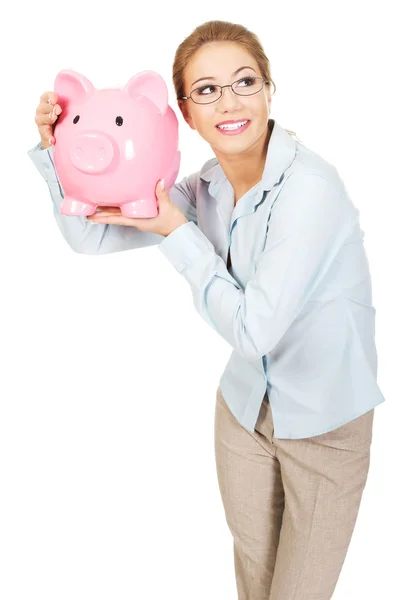 Mulher segurando Piggy Bank . — Fotografia de Stock