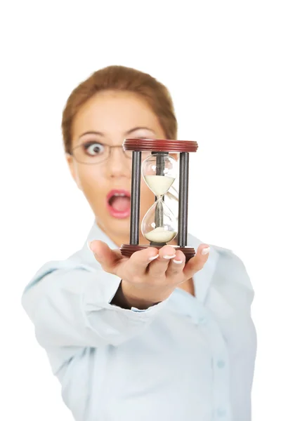 Junge Geschäftsfrau mit Sanduhr. — Stockfoto