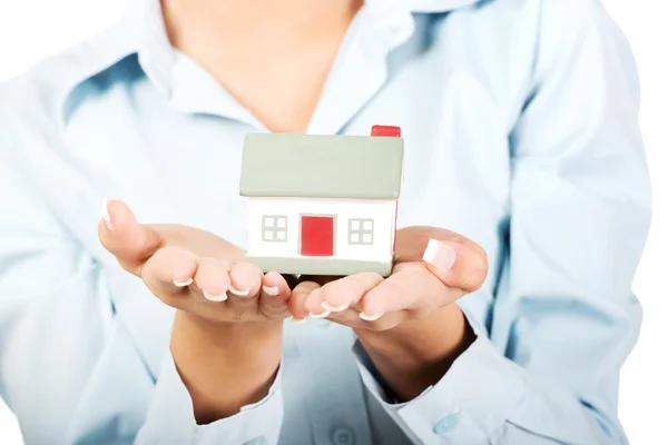 Businesswoman presenting a house model. — Stock Photo, Image