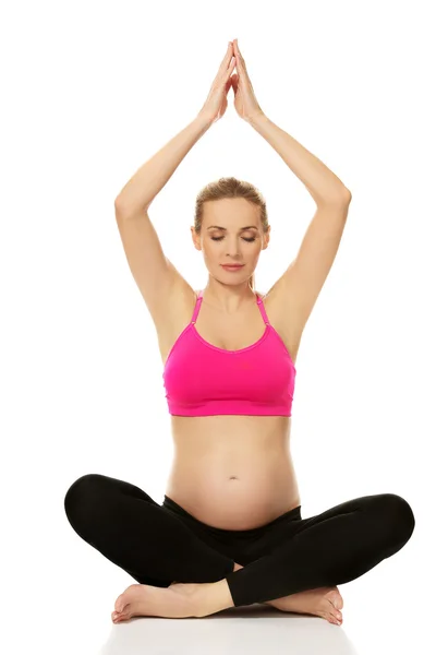 Gravid kvinna utövar yoga — Stockfoto