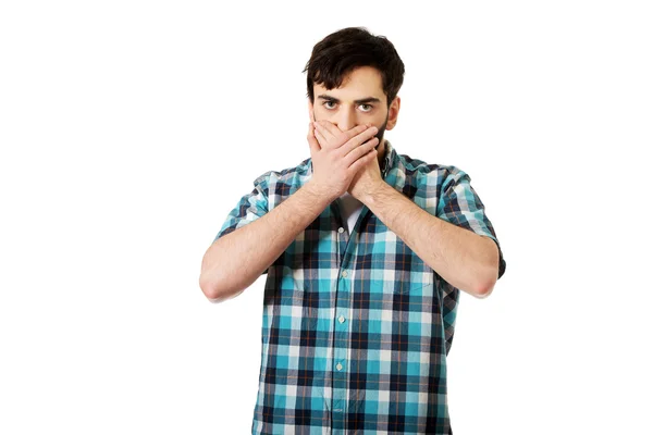 Schockierter Mann verdeckt seinen Mund. — Stockfoto
