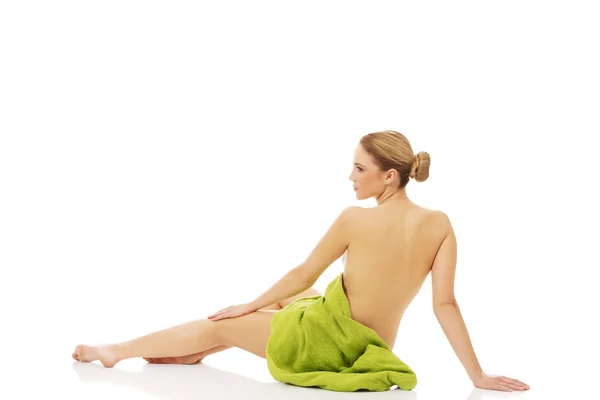 Mujer spa sentada con una toalla . —  Fotos de Stock