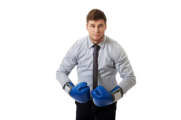 Homem de negócios com luvas de boxe. — Fotografia de Stock