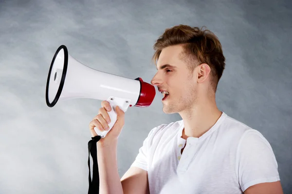 Homem gritando em Megafone . — Fotografia de Stock