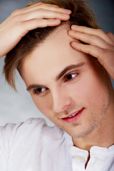 Mann sorgt sich um Haarausfall. — Stockfoto