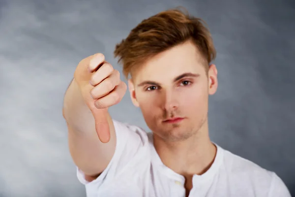 Hombre molesto con el pulgar hacia abajo signo — Foto de Stock