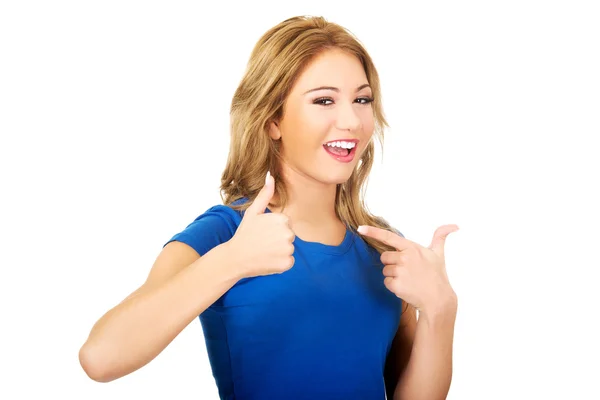 Mujer feliz con el pulgar hacia arriba . — Foto de Stock