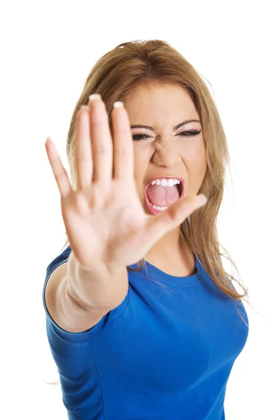 Jovem mulher fazendo stop sign . — Fotografia de Stock