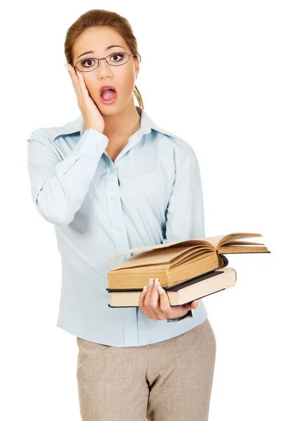 Mujer de negocios sosteniendo un libro . —  Fotos de Stock