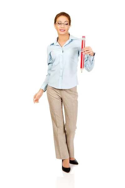 Geschäftsfrau mit großem Bleistift. — Stockfoto