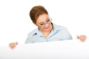 ürün sunan iş kadını.