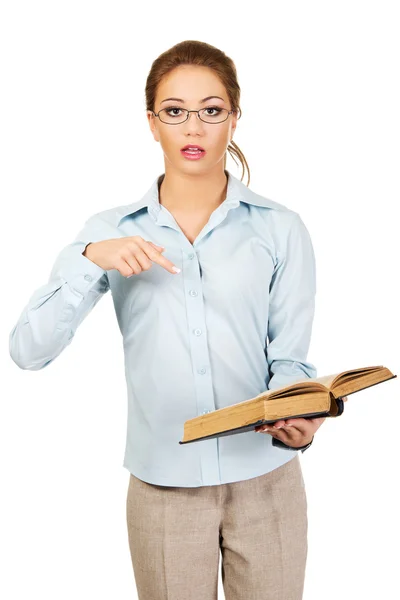 Geschäftsfrau mit Buch in der Hand. — Stockfoto