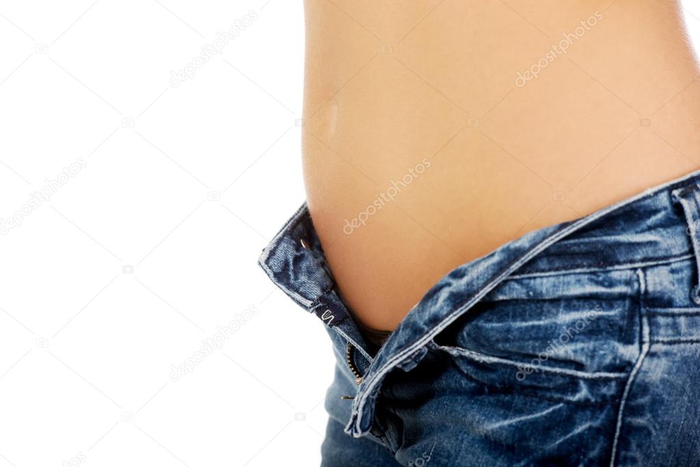 парень с расстёгнутой шеренкой. девушка расстегивает штаны парню. красивый пупок. молния на джинсах levis. джинсы levis с молнией сзади.