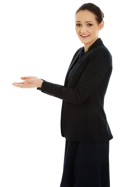 Mulher segurando espaço de cópia nas mãos . — Fotografia de Stock