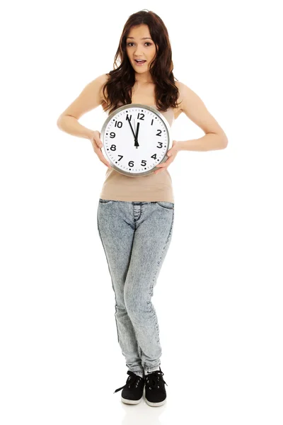 Σοκαρισμένος γυναίκα εκμετάλλευση μεγάλο ρολόι. — Φωτογραφία Αρχείου