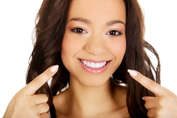 Mulher bonita apontando para os dentes . — Fotografia de Stock