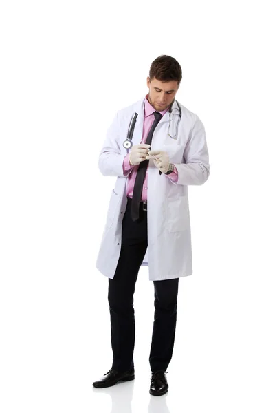 Médico varón sosteniendo una jeringa . —  Fotos de Stock