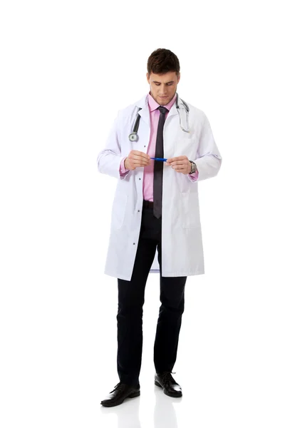 Manliga läkare innehar en termometer. — Stockfoto