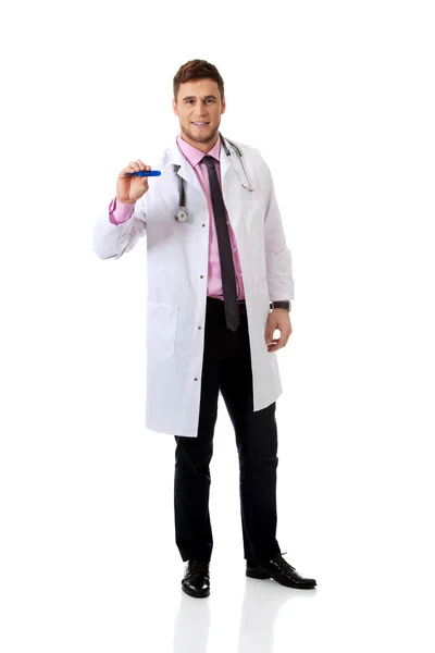 Чоловік лікар тримає термометр . — стокове фото