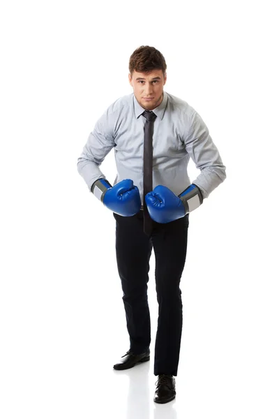 Бизнесмен в боксёрских перчатках. — стоковое фото