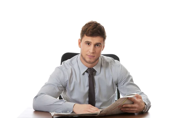 Hombre de negocios guapo leyendo el periódico . —  Fotos de Stock