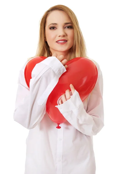 Donna con palloncino a forma di cuore . — Foto Stock