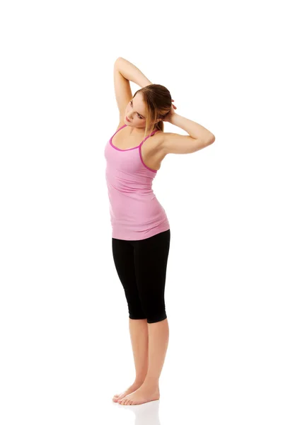 Mujer joven haciendo ejercicio aeróbico . — Foto de Stock