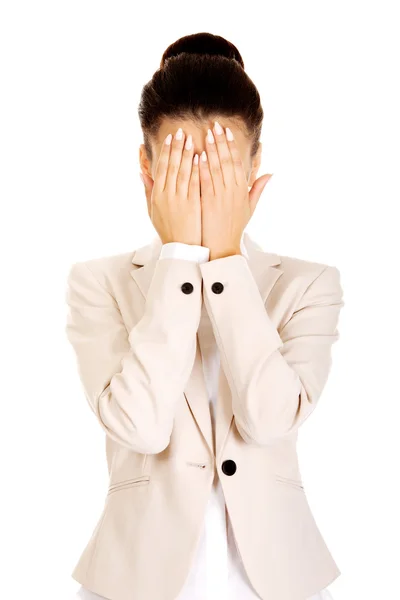 Mujer de negocios cubriendo la cara con las manos . — Foto de Stock