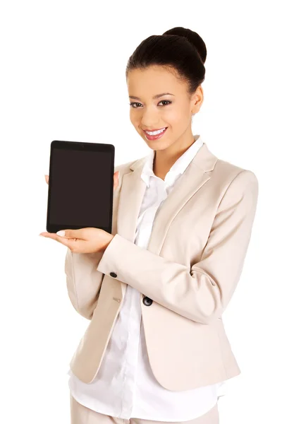 Donna d'affari che mostra il tablet . — Foto Stock