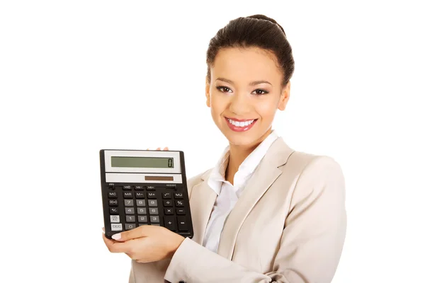 Usmívající se žena podnikání s kalkulačkou. — Stock fotografie