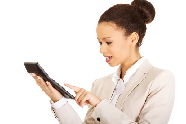 Smiling business woman counting on calculator. — Stock Photo, Image