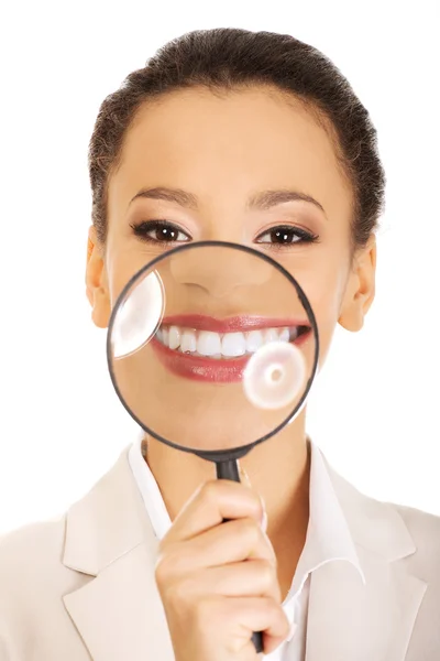 Femme avec verre magnyfiant sur les dents . — Photo