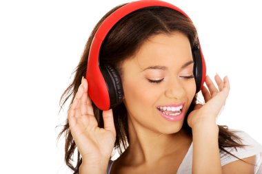 Kulaklıklı kadın müzik dinliyor..