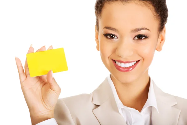 Empresária segurando um cartão. — Fotografia de Stock