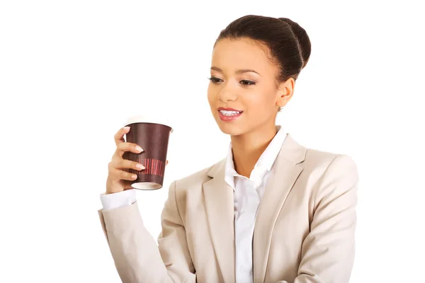 Mujer de negocios con taza de café . — Foto de Stock