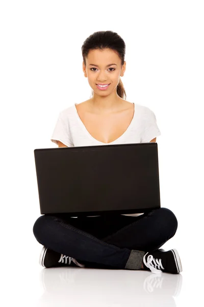 Tonåring sitter med laptop. — Stockfoto