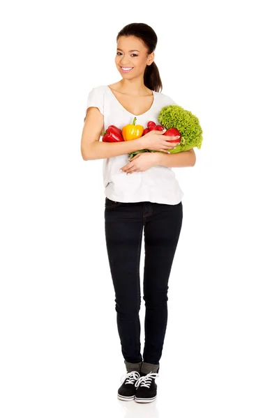 Frau mit gesundem Gemüse. — Stockfoto
