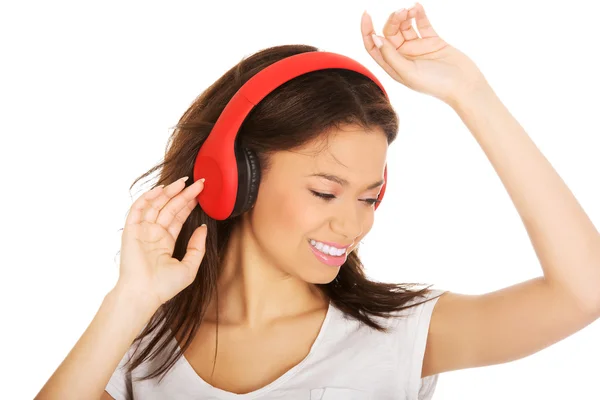 Donna con cuffie ascoltare musica. — Foto Stock